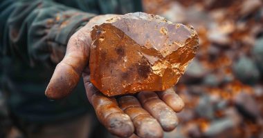 AI imagines a worker holding one big chunk of native copper. In real life, it doesn't look like this.