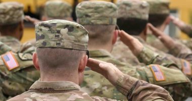 US soldiers salute