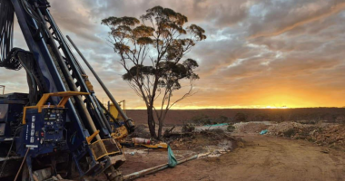 Reverse circulation drill rig mobilised at Marda Central.