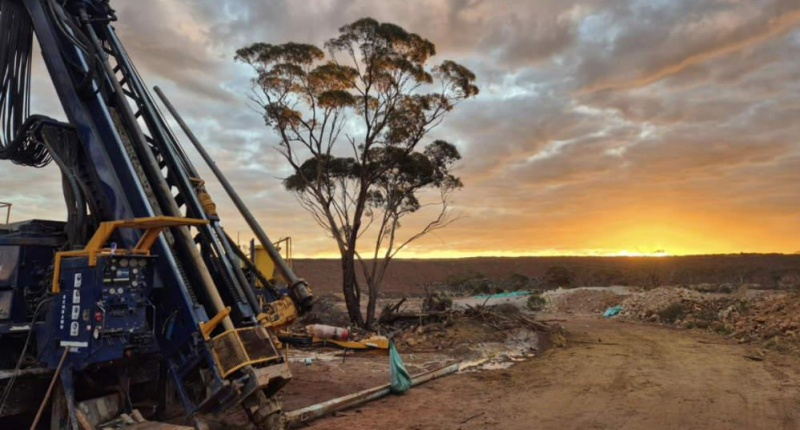 Reverse circulation drill rig mobilised at Marda Central.